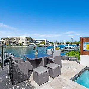 villa-luxury-modern-waterfront-house.queenslandhotels.net/